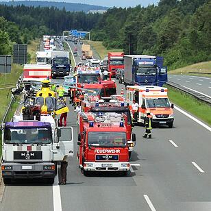 Kleinlaster fährt auf Lkw auf