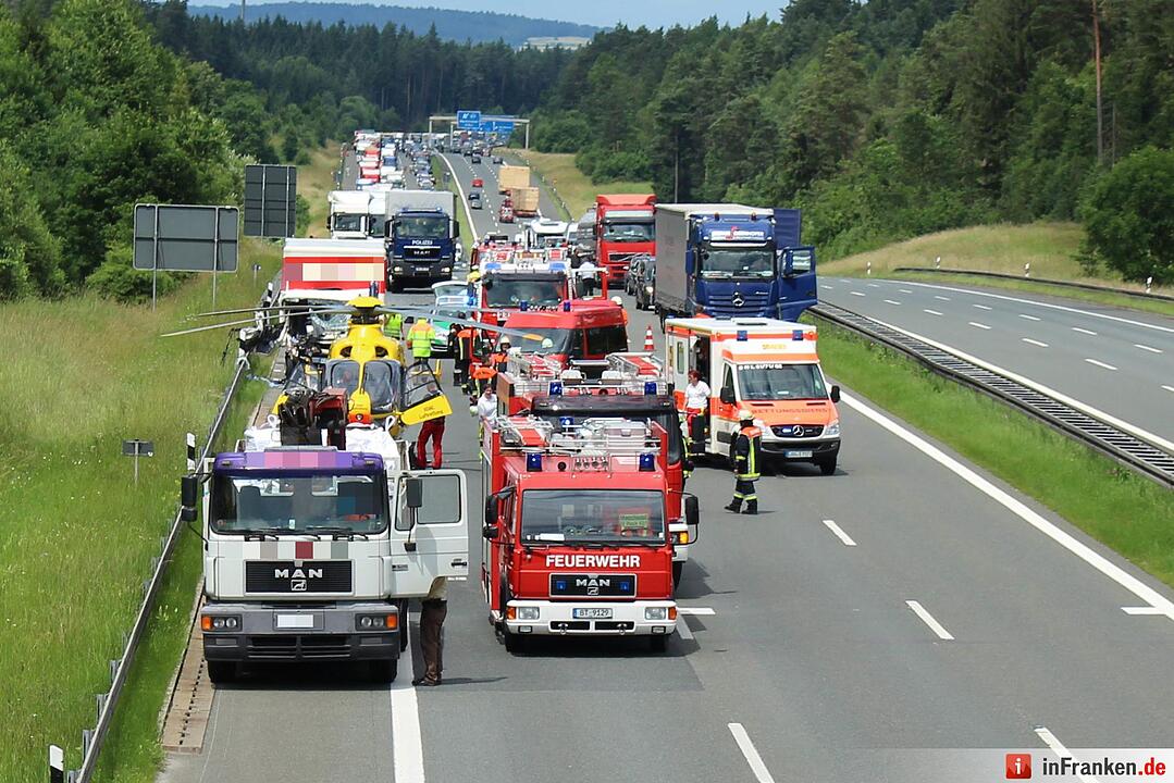 Kleinlaster fährt auf Lkw auf