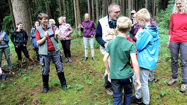 Schüler und Lehrer verbrachten einen Schultag im Wald.   Foto: Richard Sänger