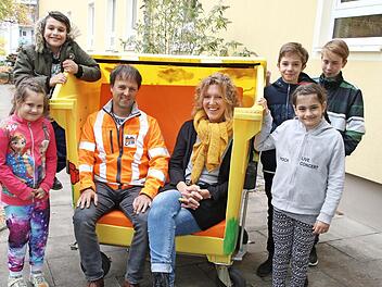 Aus einem 1100-Liter-Müllcontainer zauberte Ingrid Marr mit ihrem Team vom Kinder- und Jugendzentrum Wüstenahorn etwas ganz Besonderes: einen gelben Strandkorb.  Foto: Desombre