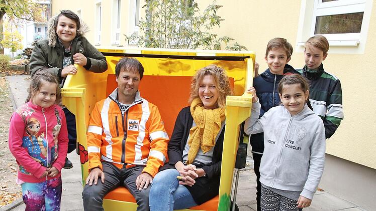 Aus einem 1100-Liter-Müllcontainer zauberte Ingrid Marr mit ihrem Team vom Kinder- und Jugendzentrum Wüstenahorn etwas ganz Besonderes: einen gelben Strandkorb.  Foto: Desombre