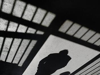 Von einer wochenlangen Leidenszeit in einem türkischen Gefängnis berichteten die Eheleute Gisela und Wilfried Hofmann aus Sonneberg bei einem Vortrag in Untermerzbach  Foto: Symbolbild/ Patrick Seeger, dpa