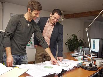 Beraten, was in den kommenden Tagen alles so ansteht: Bernd Vogt und Bürgermeister Maximilian Neeb (rechts) bei    einer Besprechnung im Seßlacher Rathaus.Berthold Köhler
