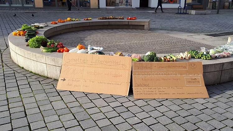 In der Bayreuther Innenstadt wurden am Samstag Lebensmittel verschenkt. Die wenigsten Beschenkten wussten, woher genau das Essen stammt. Foto: privat