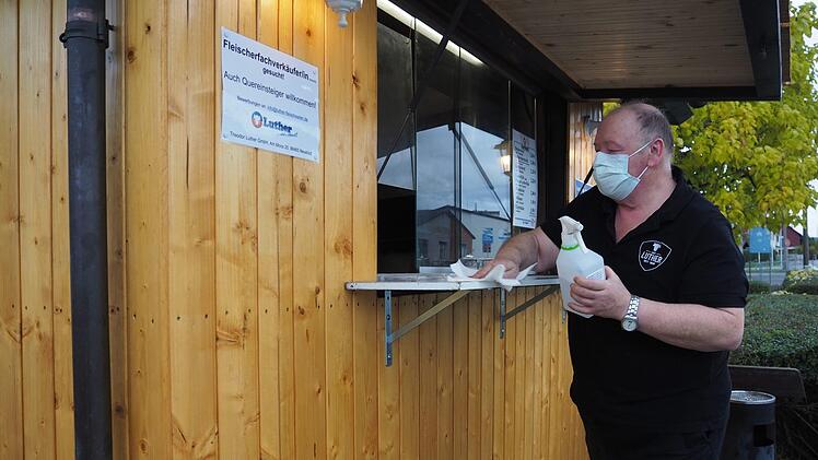 Günter Georg desinfiziert regelmäßig die Verkaufsfläche am "Bratwurstständla".