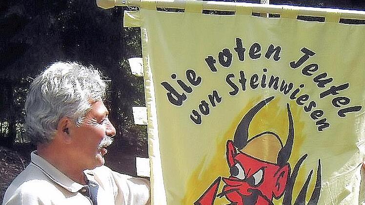 Die Stammtischfahne ziert vorne der große rote Teufel, auf der Hinterseite sind alle Gründungsmitglieder verewigt.