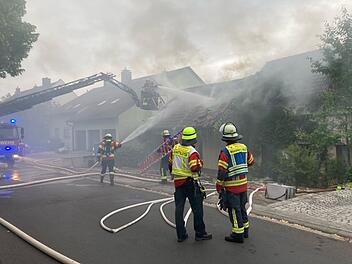 Brand in W&uuml;rzburg-Versbach: Feuerwehr l&ouml;scht Flammen