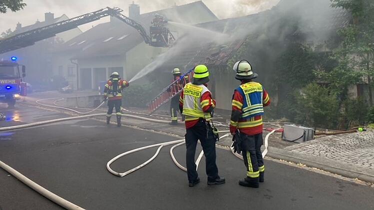Brand in W&uuml;rzburg-Versbach: Feuerwehr l&ouml;scht Flammen