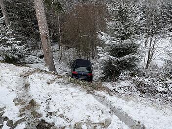 Autofahrer rutscht in den Graben - er hat das Durchfahrtsverbot missachtet