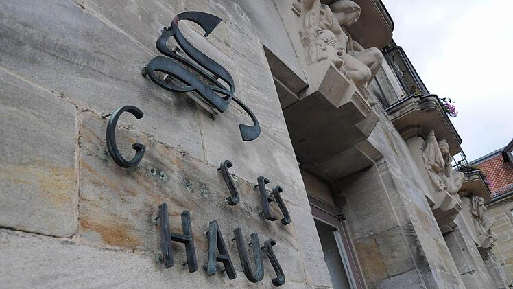 Nicht nur am Geb&auml;ude nagt der Zahn der Zeit, selbst der Schriftzug f&uuml;r das Gro&szlig;e Haus am Haupteingang ist marode.  Foto: Munzert