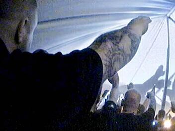 Gedenkminute für den verstorbenen Gründer des internationalen Neonazi-Netzwerks "Blood and Honour", Ian Stuart Donaldson.  Da gingen   am 23. September 2006 in England die Arme zum Hitlergruß empor. Fotos: Kuban