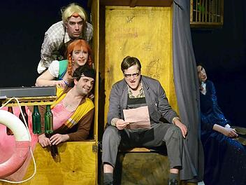 Sir Tobias (Georg Schmiechen), Maria (Sandra Lava) und Feste (Ingo Pfeiffer) beobachten den Hausmeister Malvolio (Marc Marchand), der mit Verzückung die gefälschte Liebeserklärung seiner Herrin Olivia (Susanne Pfeiffer) liest. Die sitzt daneben und träumt von Cesario. Foto: Worch