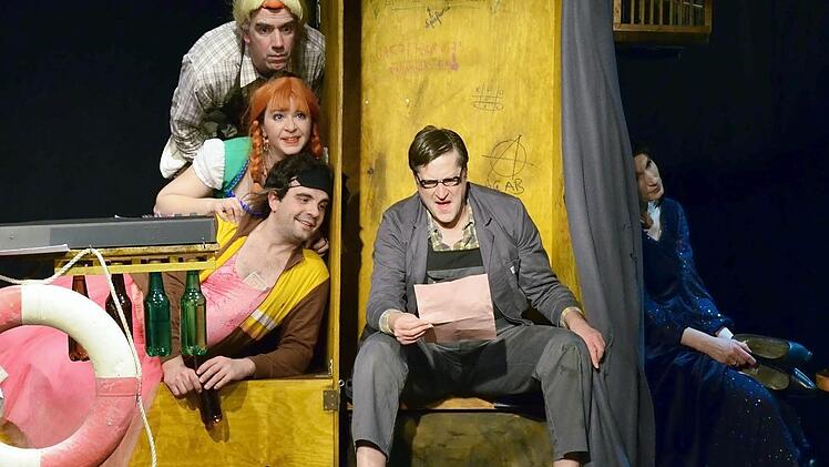Sir Tobias (Georg Schmiechen), Maria (Sandra Lava) und Feste (Ingo Pfeiffer) beobachten den Hausmeister Malvolio (Marc Marchand), der mit Verzückung die gefälschte Liebeserklärung seiner Herrin Olivia (Susanne Pfeiffer) liest. Die sitzt daneben und träumt von Cesario. Foto: Worch