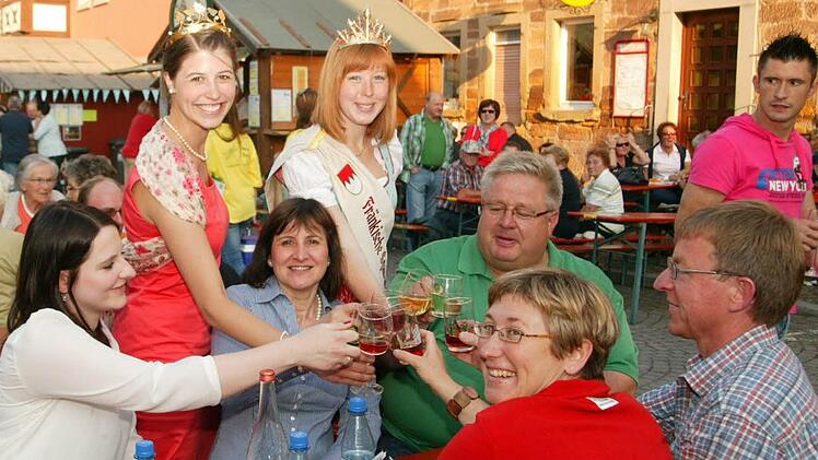 Gesellige Hoheiten: Die Fränkische Spargelkönigin Theresa Sterk und Weinkönigin Melanie Dietrich stoßen mit den Gästen gern die heiteren Stunden in Prichsenstadt an. Foto: Molitor