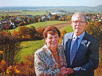 Einer der Lieblingsorte von Maria und Anton Ebert: Der Rudelberg mit Blick auf ihr Heimatdorf Schondra.  Foto: Horst Conze