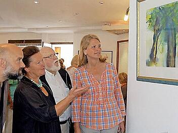 Die Künstlerin beschreibt ihr Lieblingsbild. Von links: Markus Häggberg, Margot Sühler, Dr. Joachim Hildebrandt, Sabine Rießner Fotos: Andreas Welz
