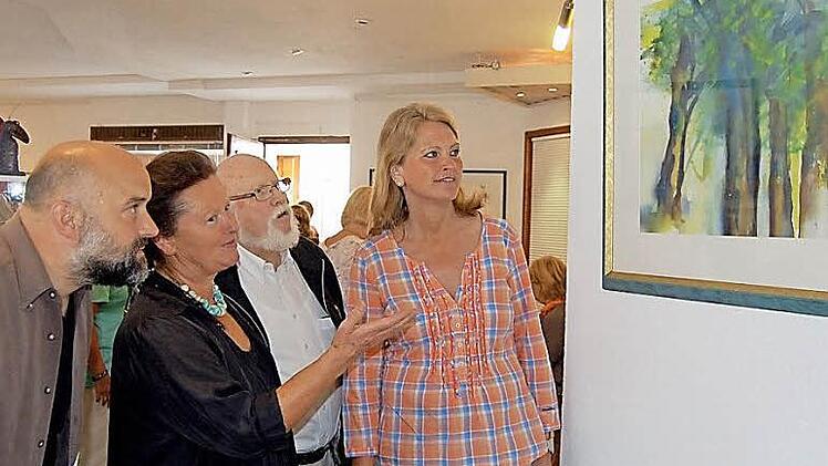 Die Künstlerin beschreibt ihr Lieblingsbild. Von links: Markus Häggberg, Margot Sühler, Dr. Joachim Hildebrandt, Sabine Rießner Fotos: Andreas Welz