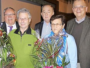 Bürgermeister Franz Streit (links) und die Sieger des Blumenschmuckwettbewerbs (nach rechts) Wolfgang Knorr, Dieter George, Elisabeth Schleiwies und Thomas Werner  Foto: Pauline Lindner