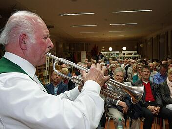 Winfried Breun spielt zwischen seinen Erzählungen für das Publikum.Foto: Arkadius Guzy