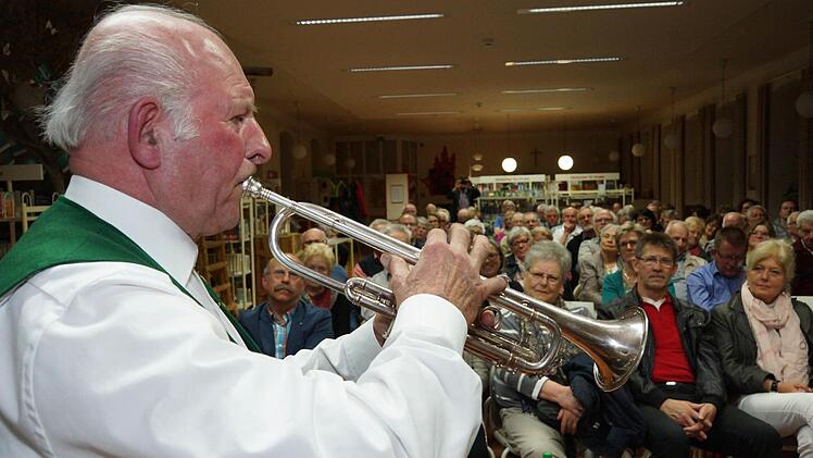 Winfried Breun spielt zwischen seinen Erzählungen für das Publikum.Foto: Arkadius Guzy