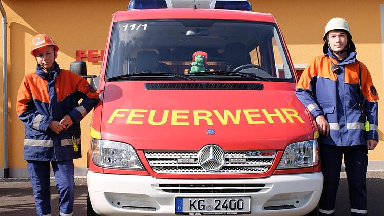 Kevin Kraus (links) und Jonas Bocklet waren beim Jugendberufsfeuerwehrtag dabei. Ihnen hat es sehr viel Spaß gemacht. Foto: Björn Hein