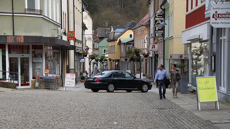 Deshalb möchte der Stadtrat ausprobieren, ob Menschen und Autos sich die Fußgängerzone teilen könnten. Foto: Ulrike Müller