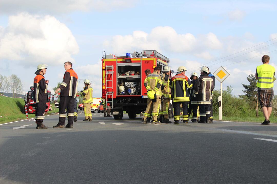 Frontalcrash mit Lkw in Oberfranken - 34-jähriger Autofahrer stirbt