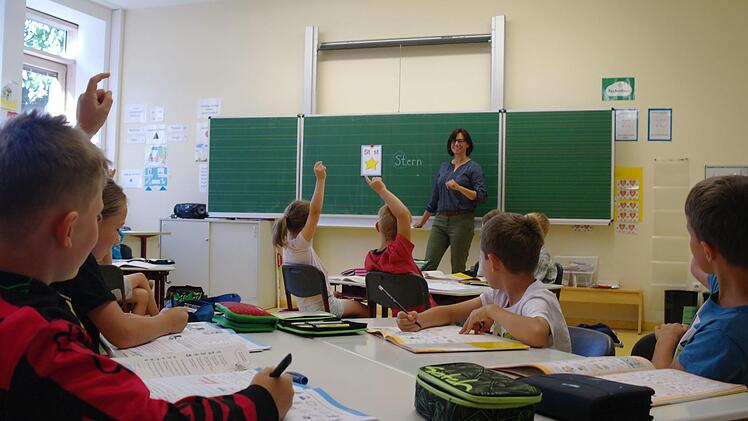 Christine Wiesner (hinten) erklärt der Klasse 1 / 2  an der Grundschule Motten die Rechtschreibregel: "Wir hören "Scht", schreiben "St"." Stephanie Elm