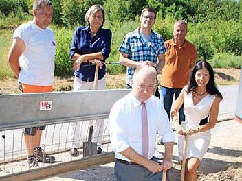 Beim offiziellen Spatenstich für den Breitbandausbau vor zwei Jahren herrschte Zuversicht. Zwischenzeitlich aufgetretene Probleme sind nun erst einmal vom Tisch.  Foto: Archiv/Heike Beudert