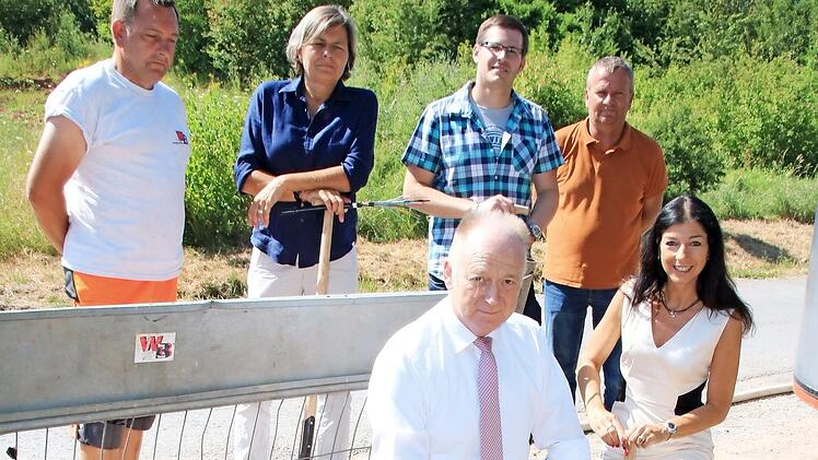 Beim offiziellen Spatenstich für den Breitbandausbau vor zwei Jahren herrschte Zuversicht. Zwischenzeitlich aufgetretene Probleme sind nun erst einmal vom Tisch.  Foto: Archiv/Heike Beudert