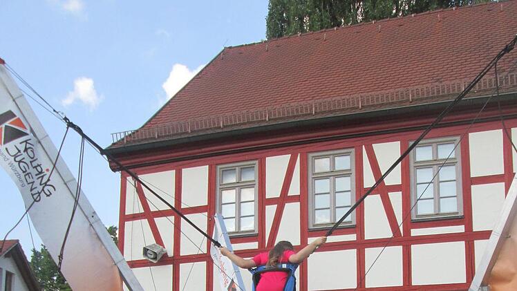 Die jungen Besucher konnten sich beim Spielmobil und Bungee-Trampolin vergnügen.  Foto: Winfried Ehling