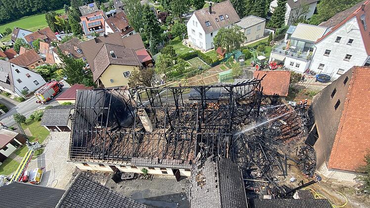 Stallung im Ortskern geht in Flammen auf
