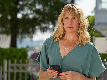 Nora Kaminski ist im neuen Film der ARD Degeto Reihe "Praxis mit Meerblick - Liebe auf Attest" vor allem privat als Mutter gefordert.