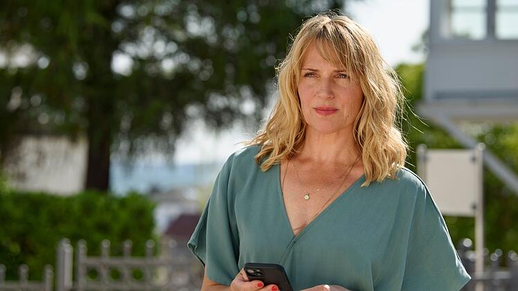 Nora Kaminski ist im neuen Film der ARD Degeto Reihe "Praxis mit Meerblick - Liebe auf Attest" vor allem privat als Mutter gefordert.