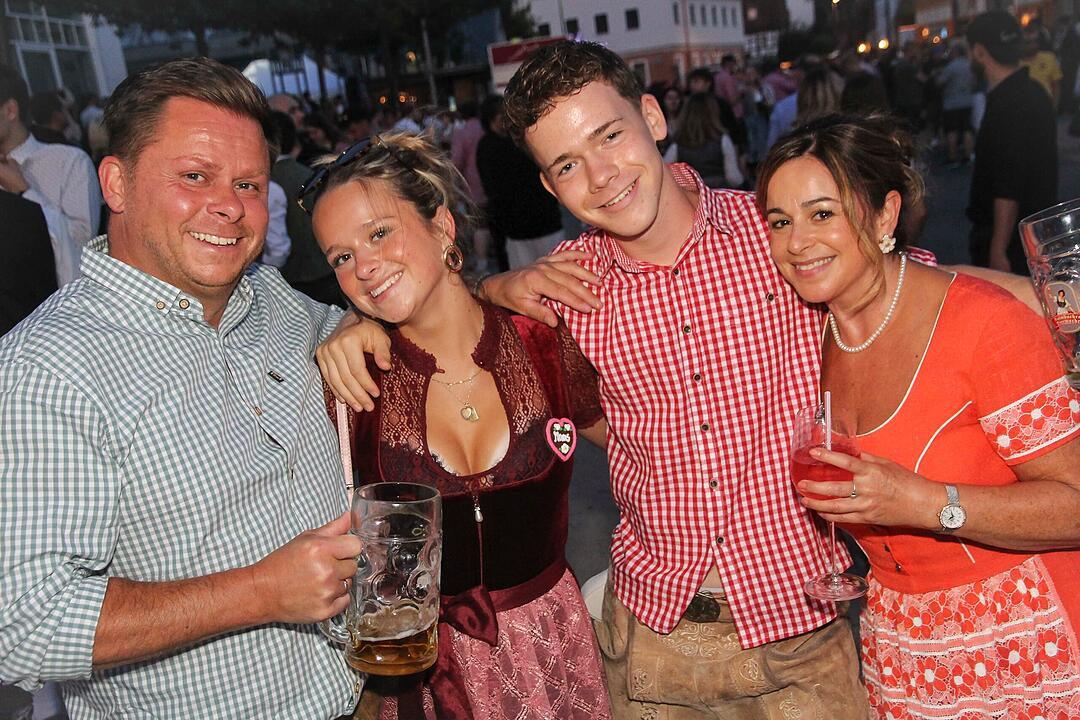 Tanzen, Feiern, Mitsingen &ndash; bayerische Partystimmung bis Mitternacht.