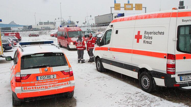 Auch die Helfer vom Roten Kreuz und vom THW werden nicht gebraucht.