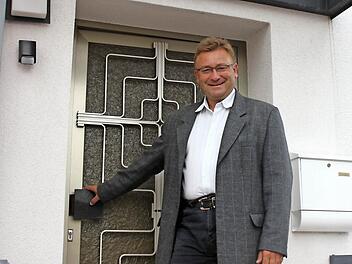 Pfarrer Roman Buchta vor dem Pfarrhaus in Kothen. Er betont, dass die Türen dort immer für die Gläubigen offen stehen. Foto: Birgit Will
