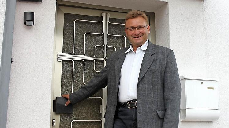 Pfarrer Roman Buchta vor dem Pfarrhaus in Kothen. Er betont, dass die Türen dort immer für die Gläubigen offen stehen. Foto: Birgit Will