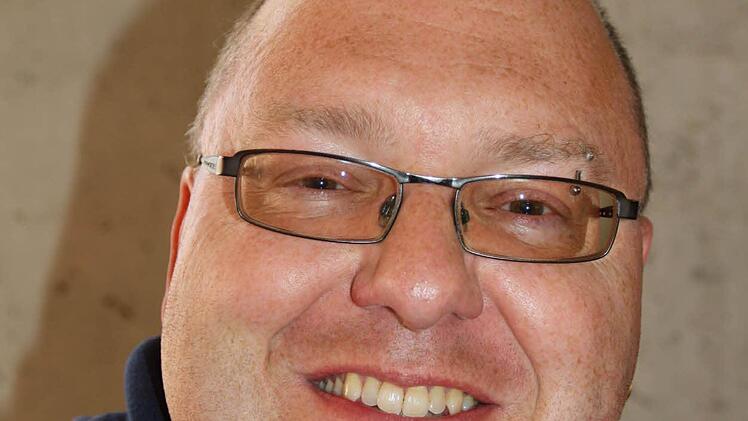 "Das ist auf jeden Fall ein sehr gutes Konzept", freut sich auch Markus Frank auf die Zusammenarbeit im künftigen Haus Waldenfels. Er will mit seiner Tagespflege "Vivo" dort einziehen. Die Idee, auch eine Tagespflege in die Anlage zu integrieren, sei bereits früh entstanden, Frank konnte seine Vorstellungen also bereits bei der Planung einbringen. Die Tagespflege ist 2010 entstanden und hat zwölf Plätze. "Wir sind zu 95 Prozent ausgelastet", berichtet Frank: Manche Menschen würden einmal, and...