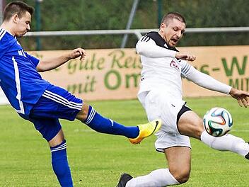 Der Redwitzer Christian Goller (rechts) wirft sich in einen Schuss von Kevin Hartmann. Foto: Heinrich Weiß