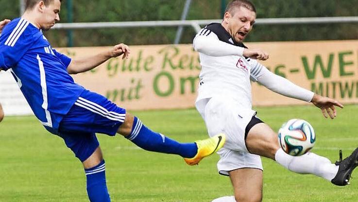 Der Redwitzer Christian Goller (rechts) wirft sich in einen Schuss von Kevin Hartmann. Foto: Heinrich Weiß