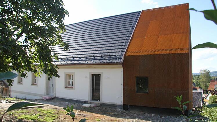 Alt trifft neu - das alte Kantoratsgebäude ist aus dem 18. Jahrhundert und ist so saniert, dass es in neuem Glanz erstrahlt. Der Anbau, in dem Küche und Treppenhaus sowie sanitäre Anlagen untergebracht sind, ist aus Cortenstahl - der sieht aus wie angerostet: supermodern!