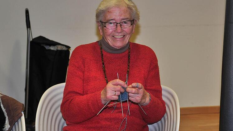 Waltraud Tomczyck dürfte mit ihren 84 Jahren die älteste Besucherin der Lichtstube im Mehrgenerationenhaus sein. Foto: Langer