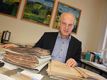 Klaus Rupprecht, der stellvertretende Leiter des Staatsarchivs Bamberg, mit einem Teil Staffelsteiner Akten. Fotos: Matthias Einwag