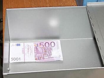 Ein kleiner Packen Papier, der das Schließfach längst nicht ausfüllt, aber wertvoll ist: 10 000 Euro. Solche Bündel passen viele rein.