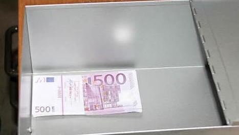 Ein kleiner Packen Papier, der das Schließfach längst nicht ausfüllt, aber wertvoll ist: 10 000 Euro. Solche Bündel passen viele rein.