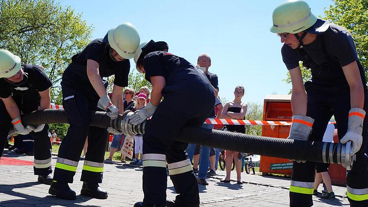Geschick und Schnelligkeit waren bei der Kuppel-Challenge beim Fest der Feuerwehr Schmölz gefragt. Foto: Michael Wunder