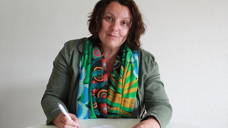 Knapp 900 Pressemitteilungen verfasst die Pressestelle der Stadt Bamberg pro Jahr. Natürlich wird nicht jede von Chefin Ulrike Siebenhaar persönlich geschrieben, aber die wichtigsten schon. "Ich liebe die Rechtschreib-Korrektur meines Word-Programms", lacht die 47-Jährige mit Blick auf ihre 20 Fehler beim FT-Diktat. "Ganz viele Regeln der Reform habe ich nicht verinnerlicht - wie gut, dass es dann wieder eine Novelle gab", erzählt Ulrike Siebenhaar. Privat liest sie gerne Bücher und legt dabe...