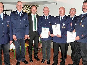 Beim Kameradschaftsabend der Freiwilligen Feuerwehr Wernstein stand die Ehrung verdienter Feuerwehrkameraden im Mittelpunkt. Unser Bild zeigt (von links) Kommandant Bastian Waldmann, Kreisbrandmeister Michael Ködel, Bürgermeister Robert Bosch, Stefan Sedlmeier, Markus Zapf, Vorsitzenden Werner Brandl und Frank Waldmann.  Foto: Werner Reißaus