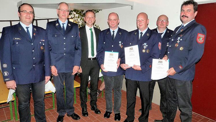 Beim Kameradschaftsabend der Freiwilligen Feuerwehr Wernstein stand die Ehrung verdienter Feuerwehrkameraden im Mittelpunkt. Unser Bild zeigt (von links) Kommandant Bastian Waldmann, Kreisbrandmeister Michael Ködel, Bürgermeister Robert Bosch, Stefan Sedlmeier, Markus Zapf, Vorsitzenden Werner Brandl und Frank Waldmann.  Foto: Werner Reißaus